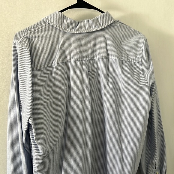 Vineyard Vines Size 12  Relaxed fit button down  blue and white stripes - Picture 4 of 5